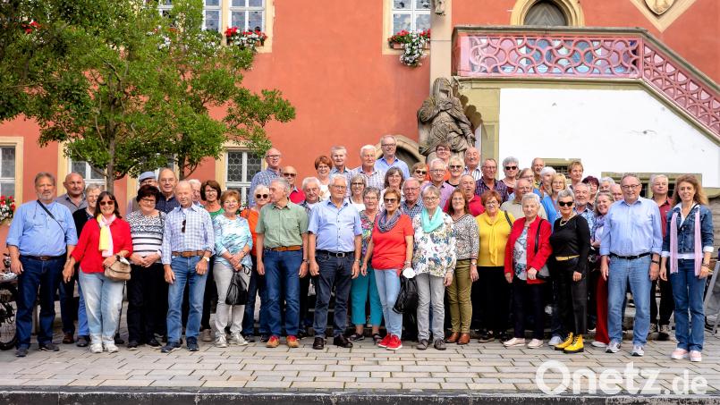 Die Reisegruppe vor dem Ochsenfurter Rathaus. Bild: ibj