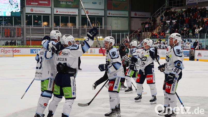 Jubel bei den Blue Devils Weiden: Der Spitzenreiter der Oberliga Süd gewann am Sonntag das Top-Spiel bei den Starbulls Rosenheim mit 3:2 nach Verlängerung. Bild: Hans-Jürgen Ziegler