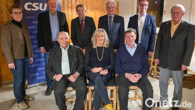 Bei der Jahreshauptversammlung des CSU-Ortsverbands wurden zahlreiche Mitglieder für ihre jahrelange Treue geehrt. Das Bild zeigt (stehend, von links) Bürgermeisterin Marion Höcht, Jakob Gallersdörfer (40 Jahre), Franz Stangl (35 Jahre), stellvertretenden Kreisvorsitzenden Johannes Reger, CSU-Kreisgeschäftsführer Adrian Käß und Vorsitzenden Reinhard Naber sowie sitzend, von links) Wolfgang Walter (40 Jahre), Zweite Vorsitzende Birgit Böll und Alfons Janner (45 Jahre). Bild: nza