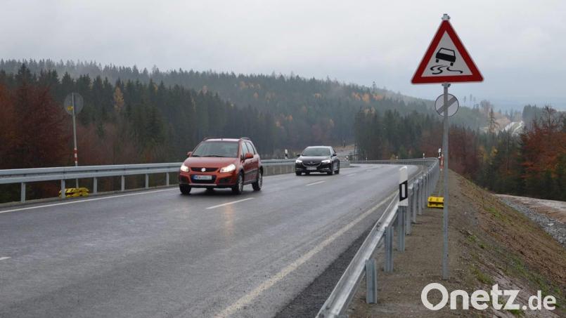 Viel Verkehr war am Freitagnachmittag kurz nach der Aufhebung der Sperre noch nicht am Hessenreuther Berg. Nur wenige Fahrer versuchten eine erste Fahrt über die neue 4,6 Kilometer lange neue Trasse. Bild: Benkhardt