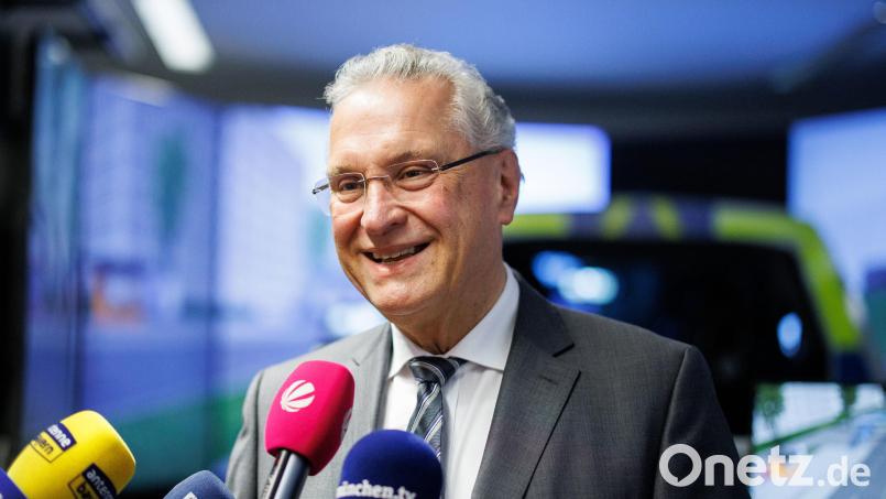 Innenminister Joachim Herrmann (CSU) will die 2G-Regel ausweiten. Archivbild: Matthias Balk/dpa