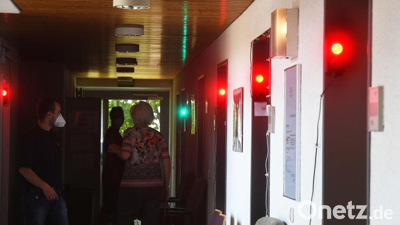 Dieser Rotlichtbezirk kann Leben retten. Die Arztkabinen im Impfzentrum Weiden sind gut besetzt. Auch Unter-60-Jährige können sich dort jederzeit ihre Booster-Impfung verabreichen lassen. Archivbild: Gabi Schönberger
