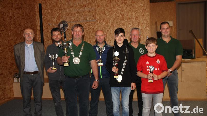 Fischerkönig wurde Reinhard Wurm (Dritter von links). Bei den Jugendlichen holte sich Florian Brandstätter (Vierter von rechts) den Titel. Dritter Bürgermeister Günter Gilch (links) gratulierte den Bestplatzierten. Bild: frd