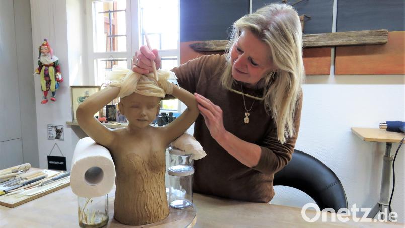 Inge Flor hat nach einer weltweiten Karriere mit Künstlerpuppen ihre Leidenschaft zum Werkstoff Ton entdeckt. Seither schafft sie Skulpturen und Figuren mit Charakter. Jedes ihrer Werke hat seinen ureigenen Stil und macht Laune beim Anschauen, Anfassen und Bewundern. Bild: ubb