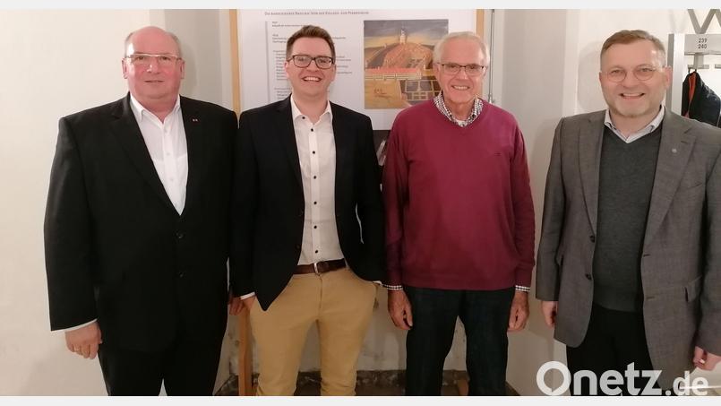 Glückwunsch galt dem neuen Schatzmeister. Von links: Präfekt Michael Koller, Schatzmeister Stefan Ströhl, Vorgänger Ehrensodale Franz Meier und Zentralpräses Markus Brunner. Bild: Koller/exb