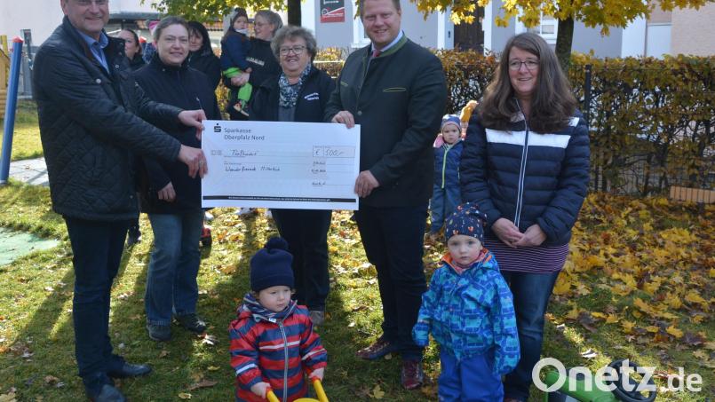 Eine Spende über 500 Euro haben die Wanderfreunde Mitterteich für die Ausstattung des künftigen Kinderhauses „Purzelbaum“ übergeben. Im Bild (von links) Lebenshilfe-Geschäftsführer Berthold Kellner, Kassiererin Yvonne Fischer, Wanderfreunde-Vorsitzende Andrea Zinnecker, Bürgermeister Stefan Grillmeier und Kinderhaus-Leiterin Julia Merz-Neudert. Bild: jr