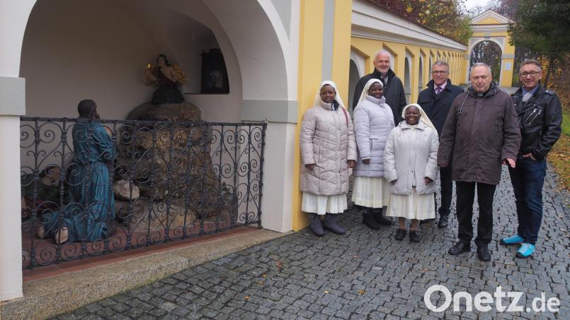 Die Neugestaltung der Ölbergkapelle und der Kreuzwegstationen am Friedhofsaufgang ist abgeschlossen. Damit erstrahlt die denkmalgeschützte Anlage in neuem Glanz. Den kirchlichen Segen erteilte Stadtpfarrer Georg Flierl. Im Bild die Schwestern (vorne, von links) Margret, Christine und Justine mit (von links) Kämmerer August Trißl, Bürgermeister Franz Stahl, Stadtpfarrer Georg Flierl sowie Bauamt-Mitarbeiter Robert Reith. Bild: ws