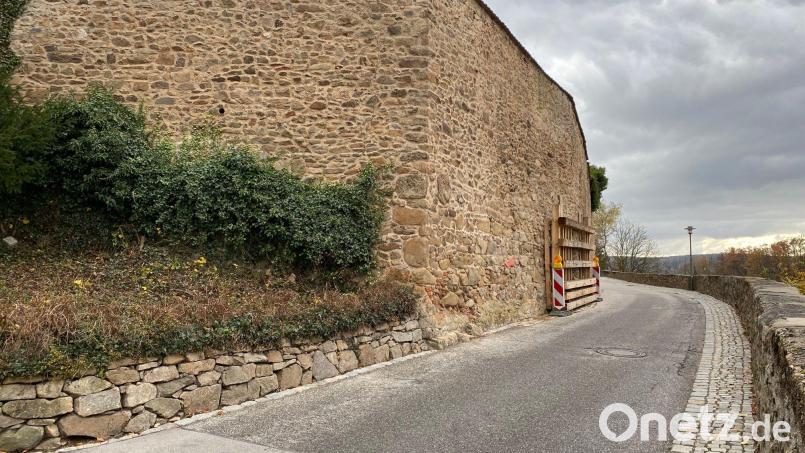 Die Zwingermauer, die beim Obertor an der Kemnather Straße verläuft (rechts), steht im Zeitplan der Instandsetzungsarbeiten ganz vorne. Gleichzeitig wäre eine Reparatur der Burgmauer (links) fällig, für die der Freistaat Bayern zuständig ist. Bild: jua