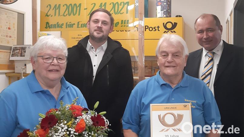Monika und Armin Kellner (vorne von links) betreiben seit 20 Jahren die Postagentur in Fichtelberg. Anlässlich des Jubiläums erzählten sie Bürgermeister Sebastian Voit und Vertriebsmanager Jürgen Hartmann (hinten von links) von ihrer Tätigkeit. Dabei kam auch so manch Kurioses zur Sprache. Bild: gis