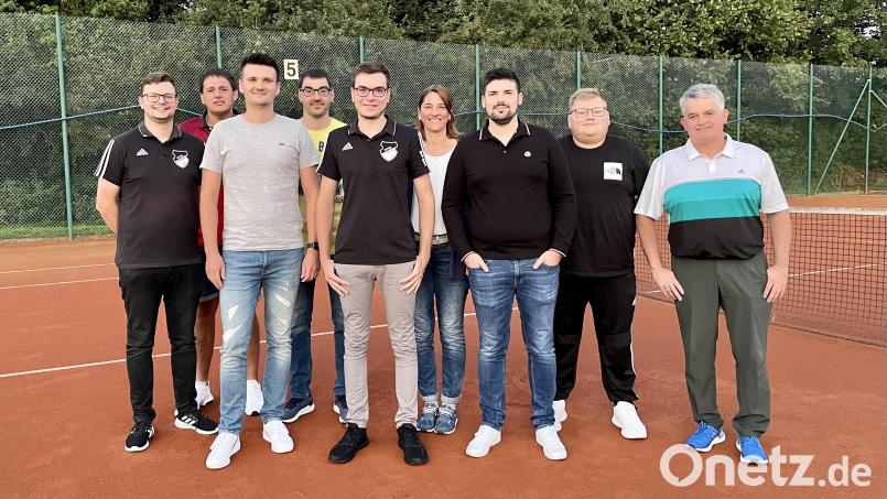 Der neu gewählte Ausschuss der Tennisabteilung besteht aus (hinten, von links) Sebastian Götz, Tobias Striegl, Melanie Cistecky und Felix Kreckl swie (vorne, von links) Thomas Kick, Patrick Scherübl, Johannes Meißner, Nico Scherübl und Stefan Würl. Bild: Patrick Scherübl/exb