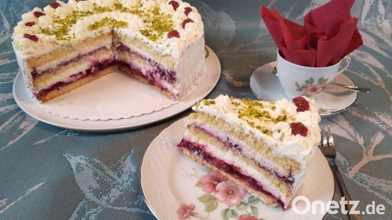 So wird aus Roter Grütze und Buterrmilch eine leckere Torte: Rita Kraus verrät ihr Rezept. Bild: Rita Kraus/exb