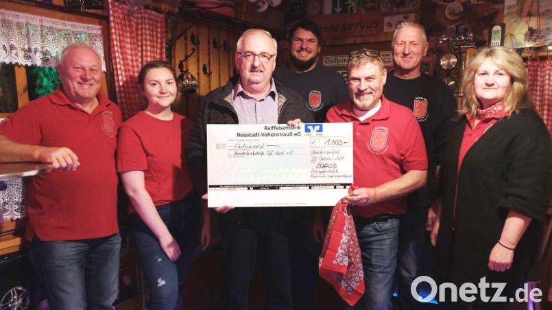 Das Präsidium des Schalob (Schnupftuchclub Albersrieth-Obertresenfeld) überreicht an Herbert Putzer 1000 Euro für die Kinderkrebshilfe Bild: fvo