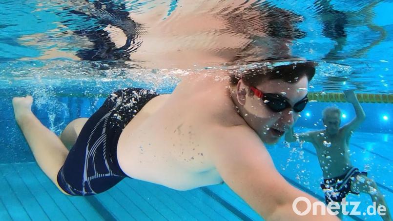Ser 15-jährige Sebastian Irlbacher aus Vohenstrauß ist für sein Leben gerne im Wasser. Als BR-&quot;young-reporter&quot; darf er zum ersten Mal in der Münchener Olympia-Schwimmhalle in einer 50-Meter-Bahn schwimmen. Bild: BR/exb
