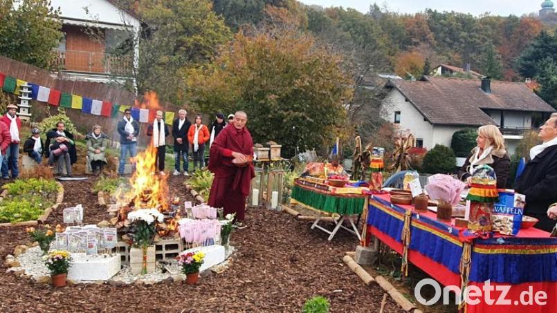Im Garten eines Privathauses in Amberg gestaltet Lama Tendar eine Feuer-Puja. Bild: hka