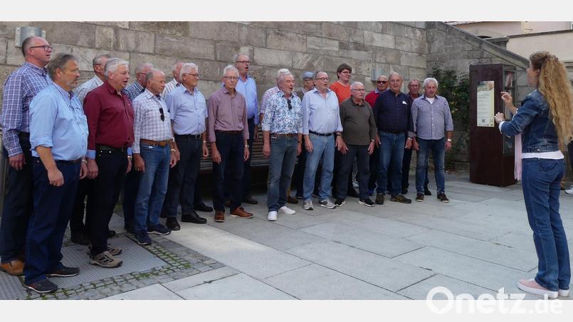Spontan geben die Hahnbacher Sänger um Chorleiterin Jana Müller auf dem Marktplatz in Ochsenfurt Lieder zum Besten. Bild: ibj