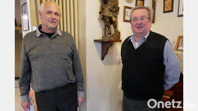 Mit der Abwicklung des Arbeiter-Unterstützungsvereins (Sterbekasse) „Neue Glashütte“ von den Mitgliedern beauftragt wurden Klaus Rösch (rechts) und als dessen Stellvertreter Karl-Hans Hofmann. Bild: hmr