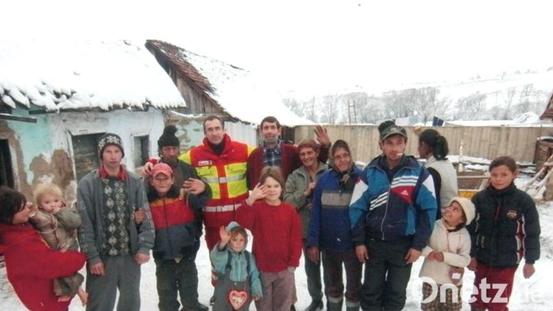 Die Freude der Menschen in den betreuten Dörfern in Rumänien ist groß wenn sie von den Johannitern Weihnachtspakete bekommen, die die Rumänienhilfe der Katholischen Kirchenstiftung packen ließ. Bild: prh
