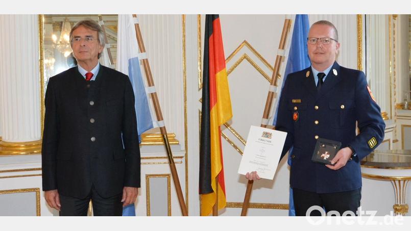 Kreisbrandinspektor Christof Strobl (rechts) aus Vilseck hat das Steckkreuz für besondere Verdienste um das Feuerwehrwesen bekommen. Regierungspräsident Axel Bartelt überreichte ihm die Auszeichnung in Regensburg. Bild: Regierung der Oberpfalz/exb