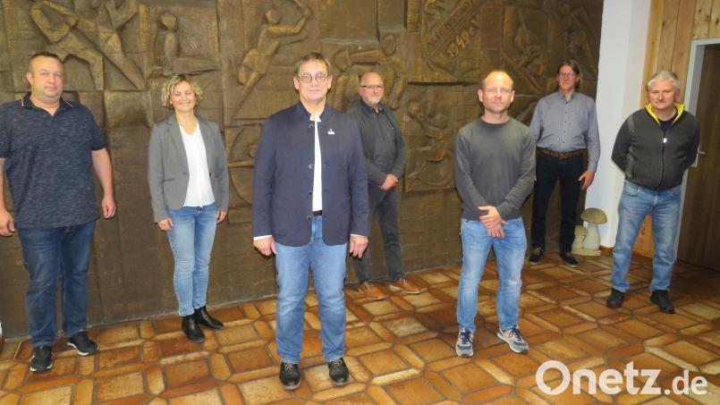 Obermeister Engelbert Schicker (Dritter von links) mit seinem neuen Vorstand und Geschäftsführerin Christa Neubauer-Kreutzer (Zweite von links). Bild: adj