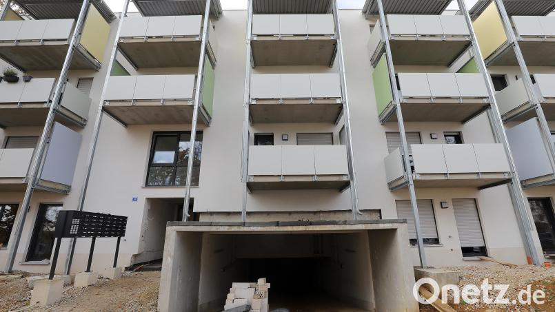 Dieser viergeschossige Neubau ist inmitten des ehemaligen Parks entstanden und komplett bewohnt. Laut dem vorläufigen Insolvenzverwalter gibt es aber Probleme mit der Tiefgarage darunter. Bild: Wolfgang Steinbacher