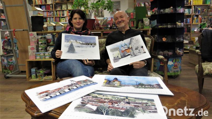 Buchhändlerin Stefanie Teicher und Rudolf Jäger präsentieren den neuen Kalender 2022 mit Aquarellen des Künstlers. Bild: ubb
