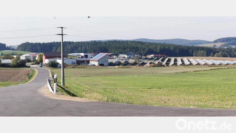 Die Bürgerinitiative &quot;Hof plus&quot; will die geplante zusätzliche Freiflächen-Photovoltaikanlage (Bereich Wiese) verhindern. Bild: Portner