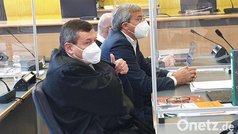 Landtagsabgeordneter Franz Rieger nimmt vor Prozessbeginn am Landgericht Regensburg zwischen seinen Anwälten Dirk Lammer und Gunnar Mittag (vorne) Platz. Bild: gib