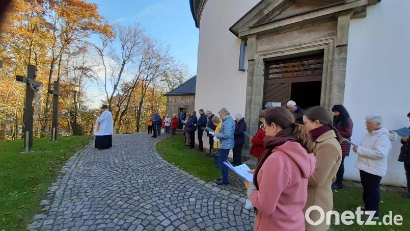 Mit einer Kreuzwegandacht wurde auf dem Armesberg die Wallfahrtssaison 2021 beendet. Bild: Albert Sollfrank/exb