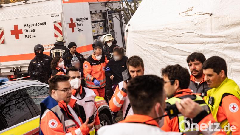 Zahlreiche Rettungskräfte waren am Bahnhof Seubersdorf im Einsatz. In einem ICE zwischen Regensburg und Nürnberg hatte es eine Messerattacke gegeben. Mehrere Menschen wurden verletzt, ein Tatverdächtiger festgenommen. Bild: Fabian Schreiner / dpa