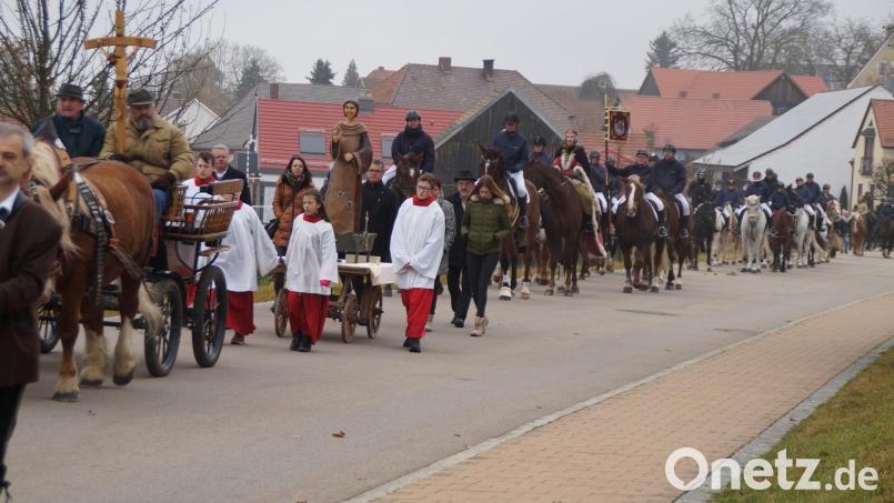 80 Pferde und ihre Reiter, vom Pfalzgrafenpaar bis zu den Vertretern der ortsansässigen Reiterhöfe, nahmen an der Wallfahrt teil, mit der alljährlich der Hl. Leonhard um Schutz für das Vieh gebeten wird. Bild: wel