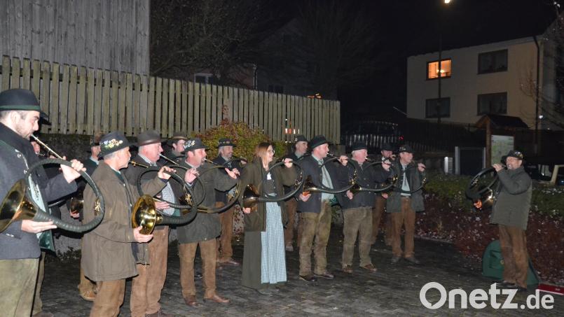 Die Grenzland-Jagdhornbläser unter Leitung von Hornmeister Eduard Forster spielten nach der Hubertusmesse am Vorplatz der Kirche zu einem kleinen Konzert nochmals auf. Bild: gi