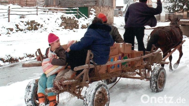 Mit dem Pferdefuhrwerk werden die Hilfspakete von den Weihnachtstruckern abgeholt und voller Freude nach Hause gefahren. Bild: prh