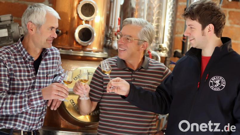 Die &quot;Schwoarzbrenna&quot; Norbert Pühl (von links), Otto Nachbauer und Ludwig Koch genießen ihren Erstlingswhisky in Pühls Brennerei. Bild: Sandra Hirschke/exb