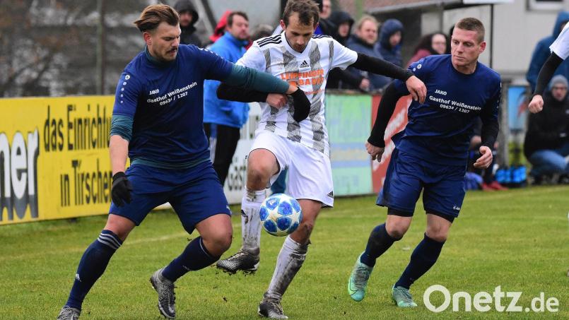 Der SV Pechbrunn gewann das Derby gegen die SG Fuchsmühl mit 4:1. In dieser Szene behauptet der Pechbrunner Josef Weiß (Mitte) den Ball gegen Lukas Trösch (links) und Christopher Fürst (rechts.) Bild: Schrems