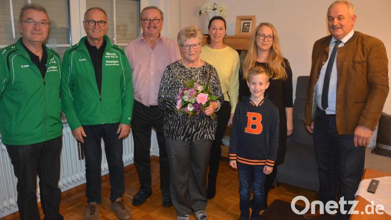 Viele Glückwünsche gab es für Theresia Ernst (Mitte) zum 80. Geburtstag. Es gratulierten unter anderen (von links) Franz Paschke und Eberhard Kirchner (beide Schützenverein), Ehemann Ludwig Ernst, die Töchter Claudia und Sandra, Enkel Finn sowie Bürgermeister Johann Burger. Bild: jr