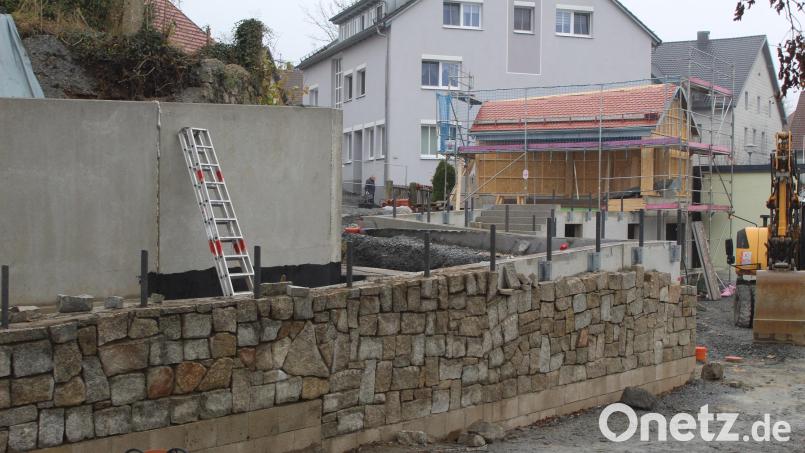 Auch auf der Baustelle am Marktplatz gehen die Arbeiten zügig weiter. Hier wird aktuell die Dacheindeckung des Gebäudes aufgebracht. Außerdem werden die Betonstützmauern verblendet. Bild: soj