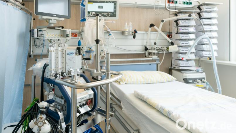 Sollte sich die Zahl Covid-Patienten auf den Intensivstationen verdoppeln, könnte das das Gesundheitssystem an den Rande des Zusammenbruchs führen, warnt Bayerns Gesundheitsminister Klaus Holetschek. Symbolbild: Ronald Bonß/dpa