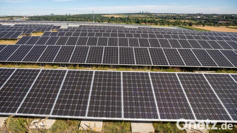 In der Nähe der Turnhallensiedlung in Mantel könnte eine Photovoltaikanlage entstehen. Symbolbild: Christoph Schmidt/dpa