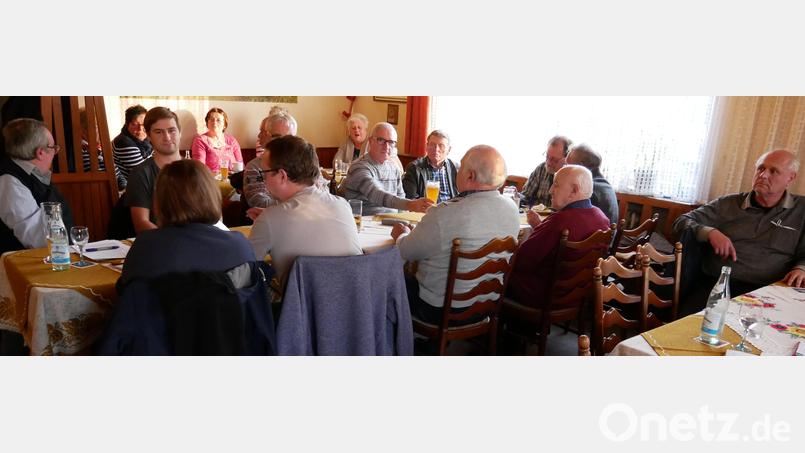 25 Mitglieder waren zur Jahresmitglieder- und gleichzeitigen Auflösungsversammlung des Arbeiter-Unterstützungsvereins (Sterbekasse) „Neue Glashütte“ in den Gasthof Schmid-Papierer gekommen. Bild: hmr