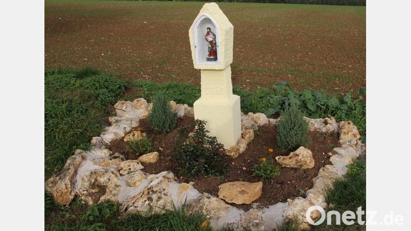 Georg Koller hat das Marterl an der Straße von Schmidmühlen nach Winbuch restauriert. Bild: bjo