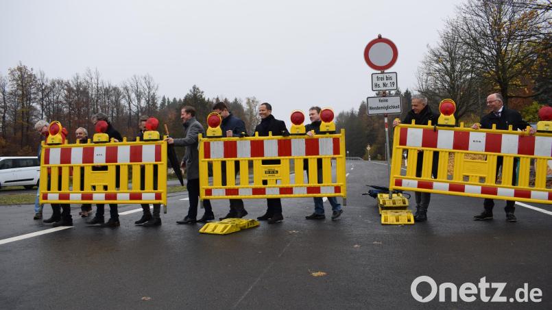 Beseitigen die Barrieren und geben die B299 über den Hessenreuther Berg frei: Bundestagsabgeordneter Albert Rupprecht (Vierter von rechts) sowie Leiter des Staatlichen Bauamts Amberg-Sulzbach Roman Beer (Dritter von rechts). Für Behördenleiter Roman Beer, war es die erste Straßenfreigabe im Amt. Bild: szl
