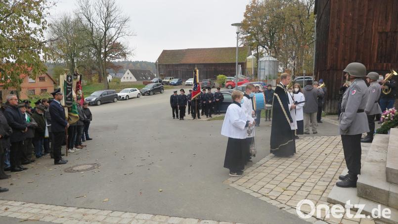 „Auf diesem Mahnmal sind die Namen der Opfer der beiden Weltkriege in Stein gemeißelt“, mahnte Stadtpfarrer Thomas Kraus bei der Totenehrung am Kriegerdenkmal in Oberndorf. Bild: jzk