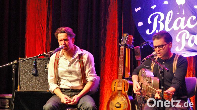 Peter Crow C. (links) und Ferdinand „Jelly Roll“ Kraemer boten als &quot;Black Patti&quot; einen durch und durch überzeugenden Musikabend bei &quot;Klein &amp; Kunst&quot;. Bild: stg