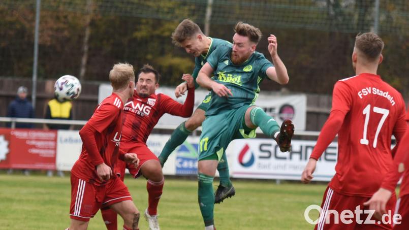 er Mitterteicher Sebastian Bilz (Dritter von links) köpft den Ball, sein Teamkollege Bastian Strehl (Zweiter von rechts) unterstützt ihn. Dennoch reichte es für die Stiftländer am Sonntag gegen den FSV Stadeln nicht zum Sieg. Selbst in Überzahl nicht. Bild: gb