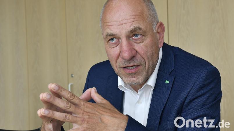 Volker Schödel leitet seit einem Jahr die AOK-Direktion Amberg und hat in dieser Zeit erlebt, wie die Corona-Pandemie auch die Arbeit der Krankenkassen verändert hat. Bild: Petra Hartl