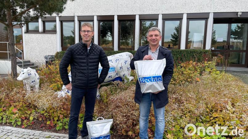 Stefan Zimmermann (links) übergab die Spenden an Manuel Lischka vom Landratsamt. Bild: Alina Siegl/exb