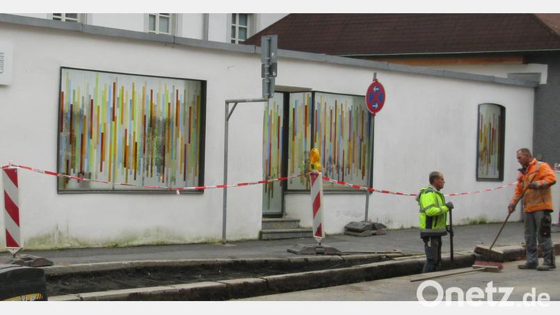 Für die Verwendung von Lamberts-Glas bei der Gestaltung von Lärmschutzwänden gibt es bereits in der Egerer Straße ein Beispiel. Freilich ist dies deutlich kleiner als die Anlage, die die akustischen Auswirkungen von Anwohnern der neuen Bundesstraße schützen soll. Bild: kgg