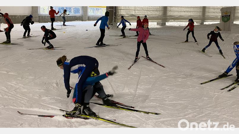 Sichtlichen Spaß hatten die Nachwuchssportler vom SCMK Hirschau beim Verbandstrainingslager im thüringischen Oberhof. Hier beim Koordinationstraining in der Skihalle. Bild: chl