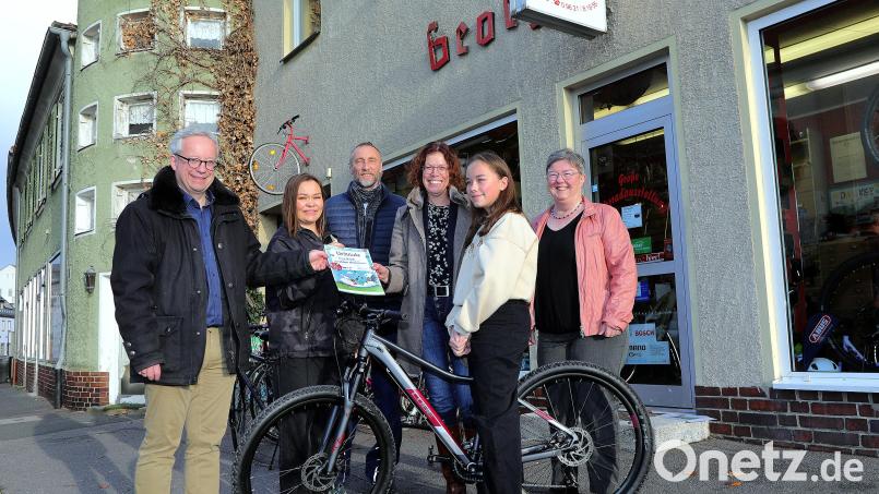 Bei der Preisverleihung von Fahrrad Brunner an die Gewinner des Sommer-Lese-Clubs der Stadtbibliothek (von links): Fabian Kern, Katharina Vereide, Jürgen Kohl, Gabriele Gauder, Arina Vereide und Bettina Weisheit. Bild: Wolfgang Steinbacher