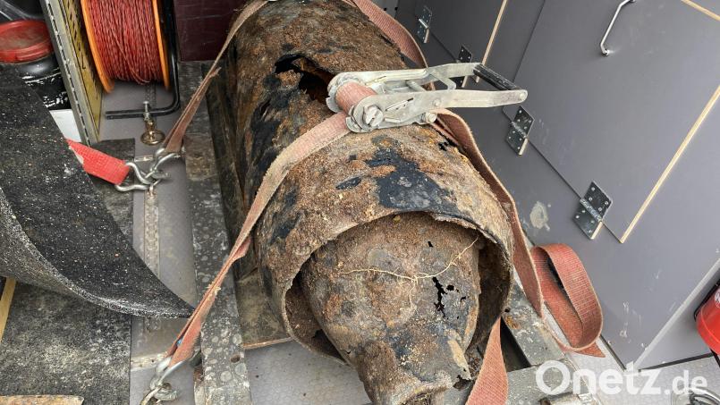 Diese leere Bombenhülle fand sich am Montag, 8. November, bei Grabungsarbeiten in der Drahthammerstraße. Bild: Polizei Amberg